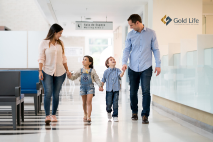 Mãos segurando um cartão de plano de saúde com um fundo desfocado de consultório ou hospital, transmitindo sensação de segurança. Ou: uma família feliz caminhando, com filtro claro e clima de tranquilidade.