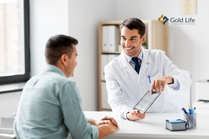 Paciente sendo atendido com carinho por uma médica em um consultório moderno. O paciente (adulto jovem) sorri levemente enquanto ouve a médica. A imagem sugere acolhimento, cuidado e acesso facilitado a serviços de saúde.