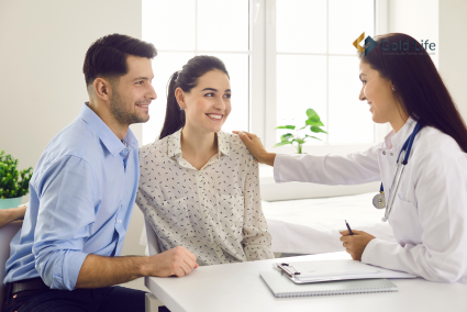 Três pessoas conversando numa mesa, cada uma representando um perfil: um jovem sozinho (individual), um casal com criança (familiar) e um profissional de escritório (empresarial).
Estilo: natural, humanizado, mostrando diversidade.