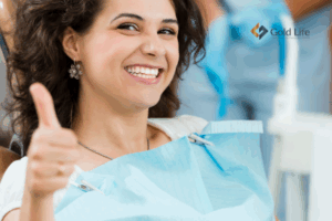 Pessoa sorrindo com confiança em um consultório odontológico moderno.