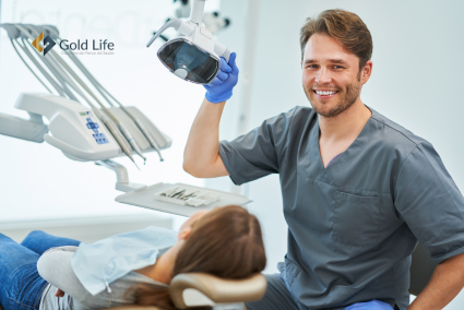 Consulta com dentista sorridente.