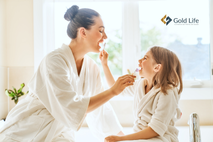 Criança e mãe sorrindo em casa (associando saúde bucal com bem-estar familiar).